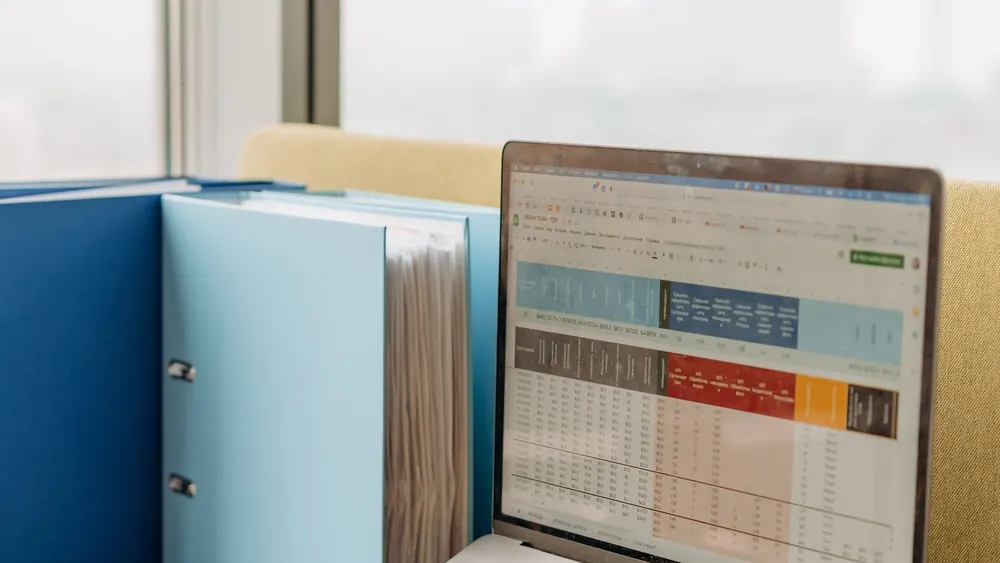 Bảng tính Excel theo dõi phòng trọ trên màn hình